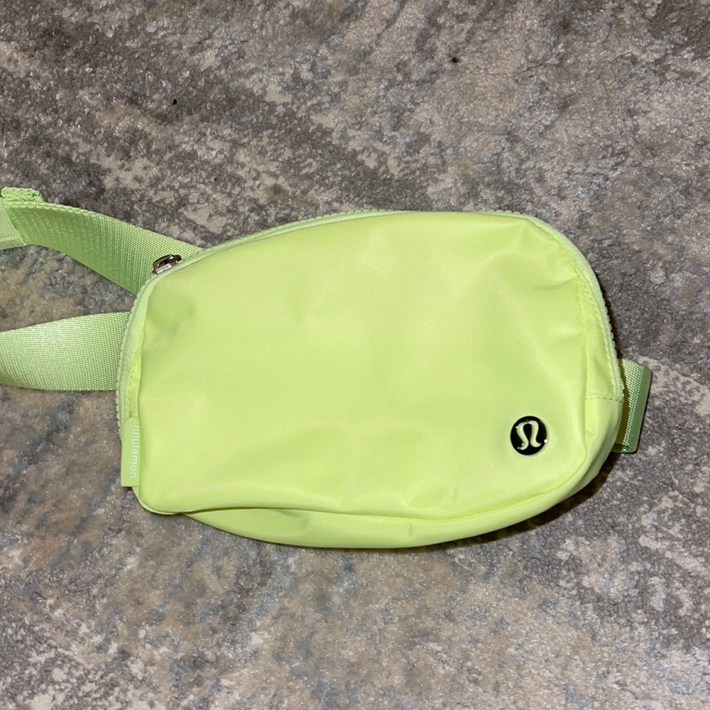 Everywhere belt bag in faded zap green